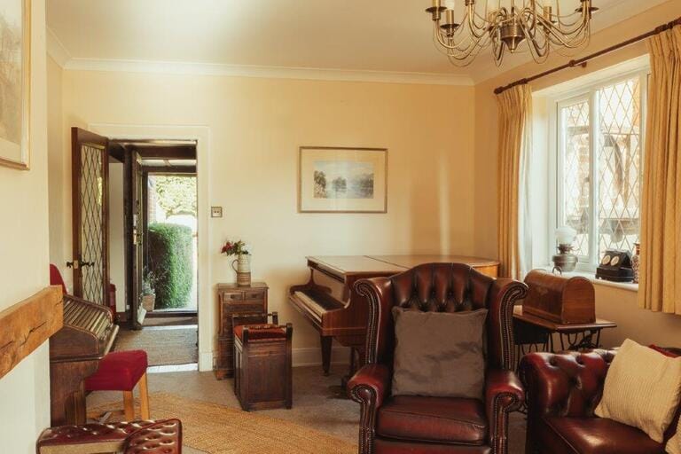 5 Bedroom House on River Thames image 24
