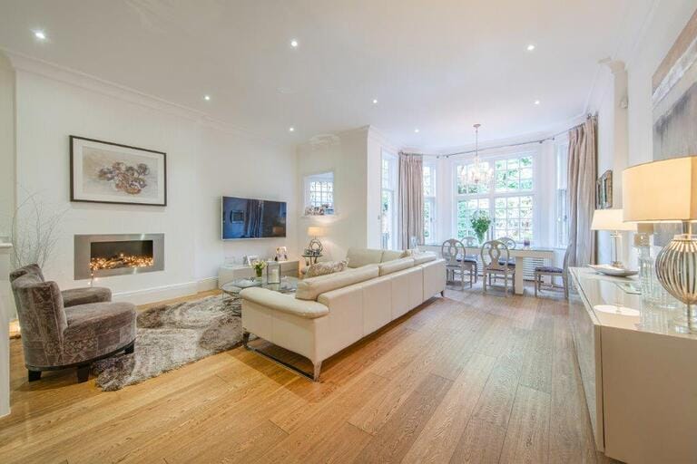 Chic Family Home image 4