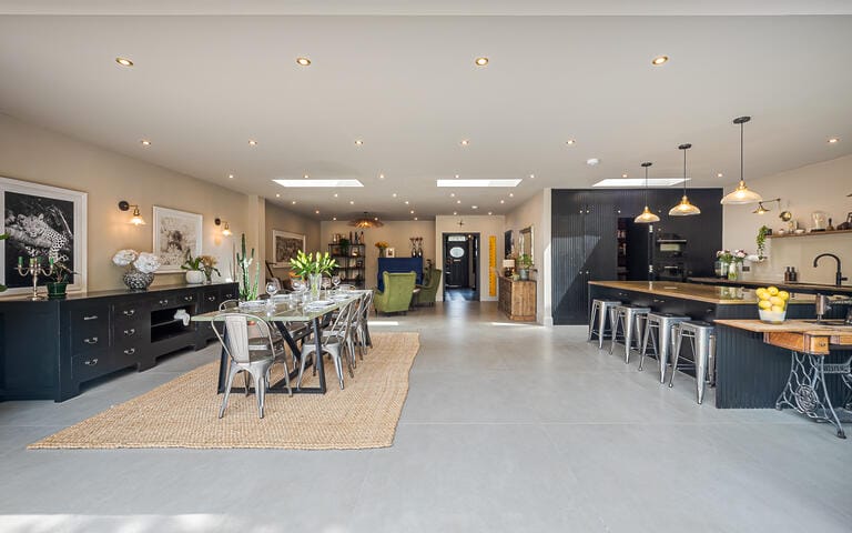 Modern Family Home on Cul-De-Sac image 6