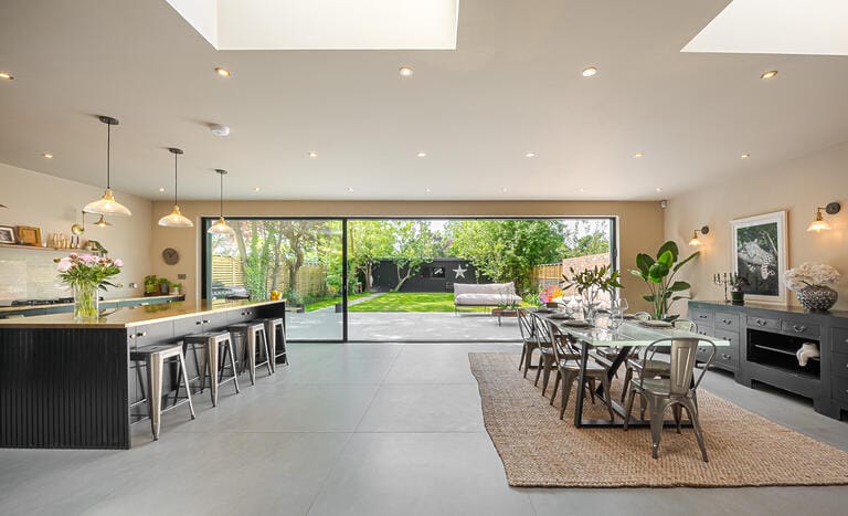 Modern Family Home on Cul-De-Sac image 8
