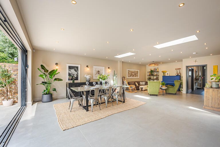Modern Family Home on Cul-De-Sac image 4