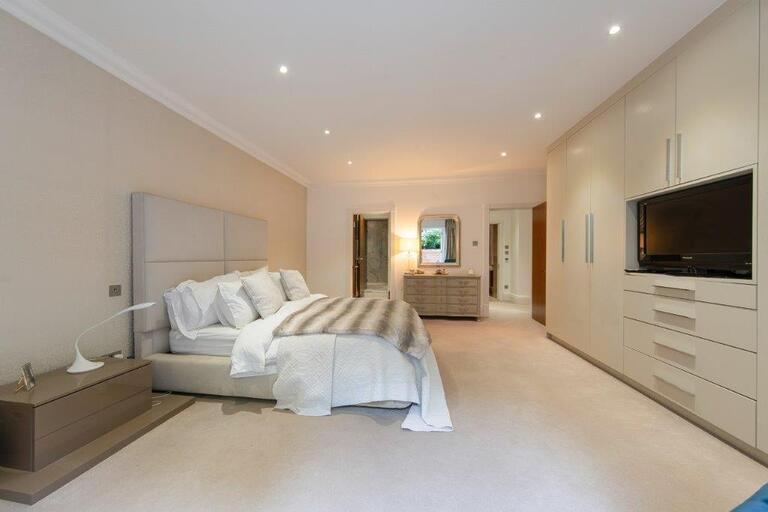 Chic Family Home image 9