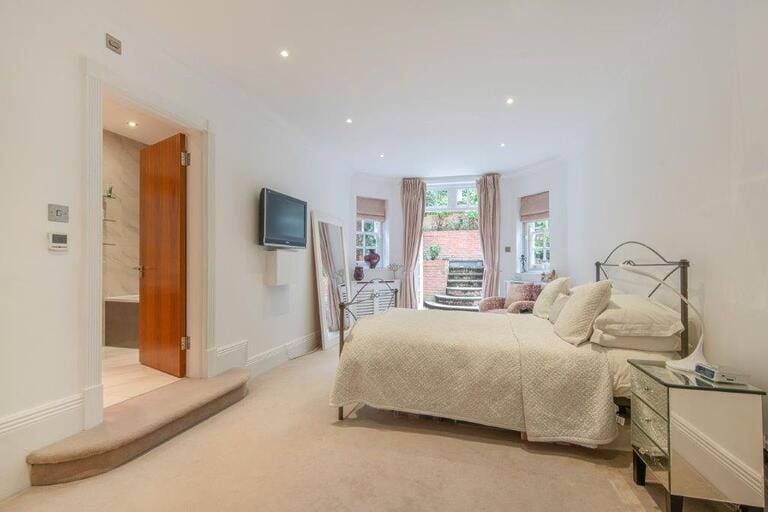 Chic Family Home image 8
