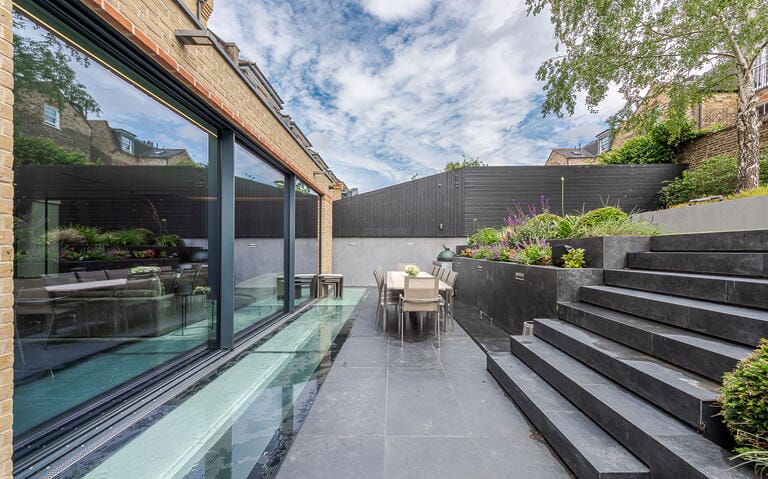 Luxurious Modern Detached Home in Clapham image 62