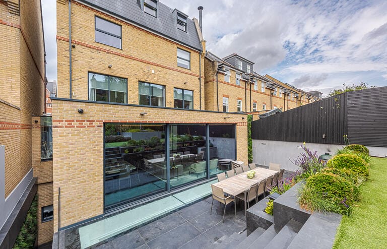Luxurious Modern Detached Home in Clapham image 59