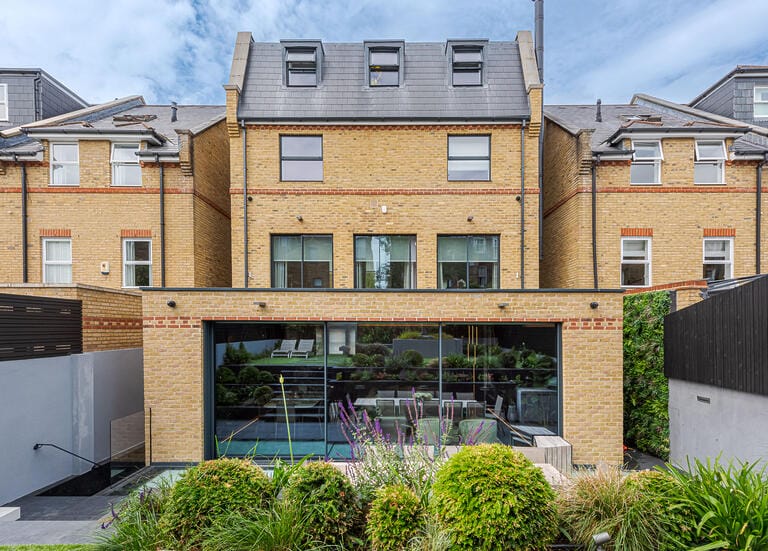 Luxurious Modern Detached Home in Clapham image 58