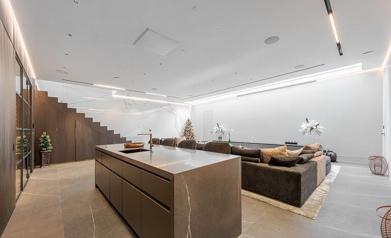 Luxurious Modern Detached Home in Clapham image 27
