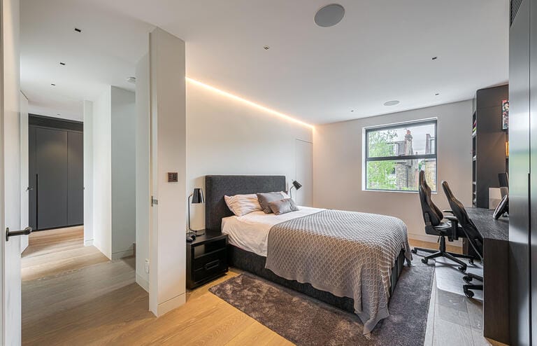 Luxurious Modern Detached Home in Clapham image 34