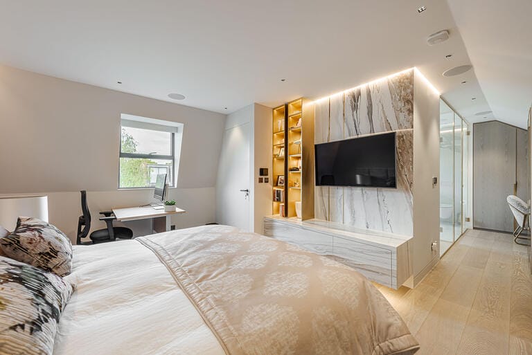 Luxurious Modern Detached Home in Clapham image 37