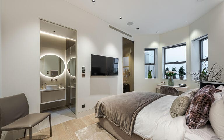 Luxurious Modern Detached Home in Clapham image 39