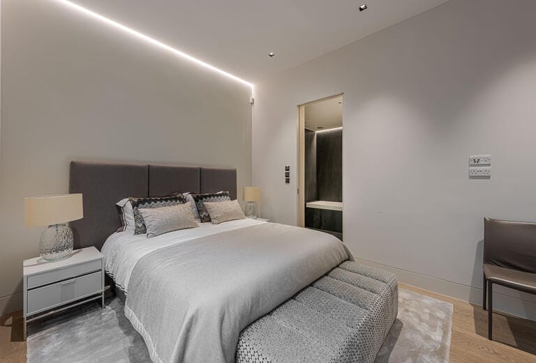 Luxurious Modern Detached Home in Clapham image 40