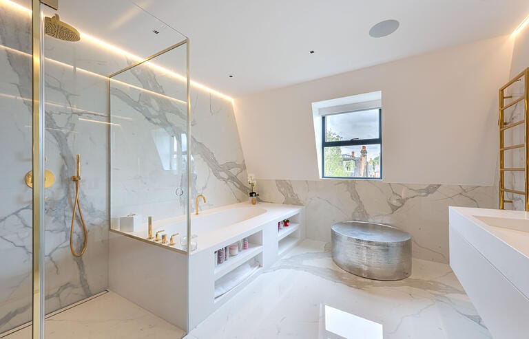 Luxurious Modern Detached Home in Clapham image 51