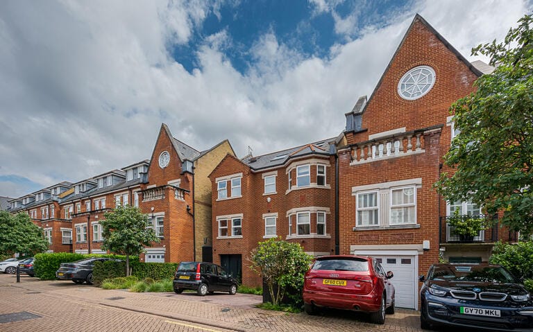 Luxurious Modern Detached Home in Clapham image 3