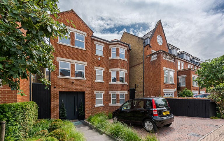 Luxurious Modern Detached Home in Clapham image 2