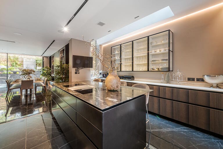 Luxurious Modern Detached Home in Clapham image 5