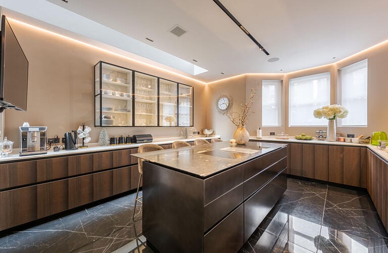 Luxurious Modern Detached Home in Clapham image 7