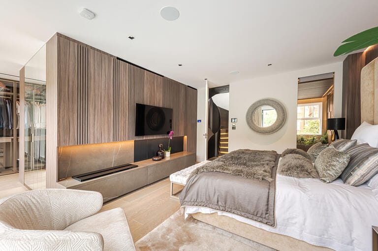 Luxurious Modern Detached Home in Clapham image 31