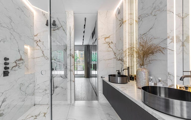 Luxurious Modern Detached Home in Clapham image 47