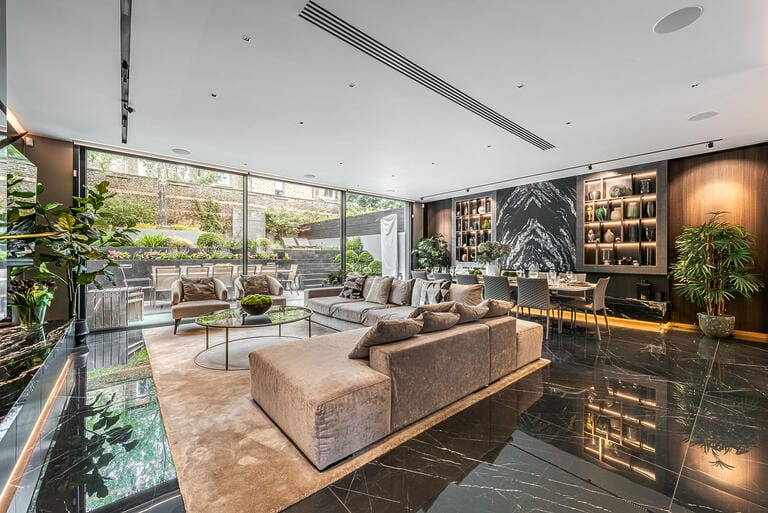 Luxurious Modern Detached Home in Clapham image 10
