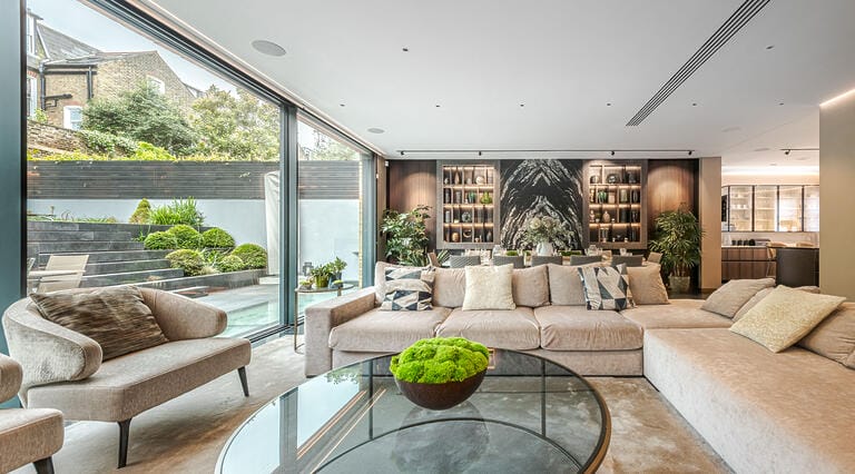 Luxurious Modern Detached Home in Clapham image 9
