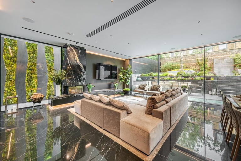 Luxurious Modern Detached Home in Clapham image 11