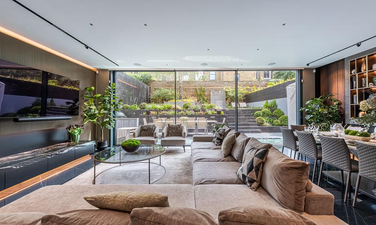 Luxurious Modern Detached Home in Clapham image 12