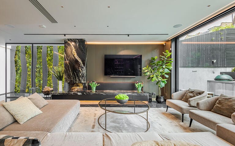 Luxurious Modern Detached Home in Clapham image 14