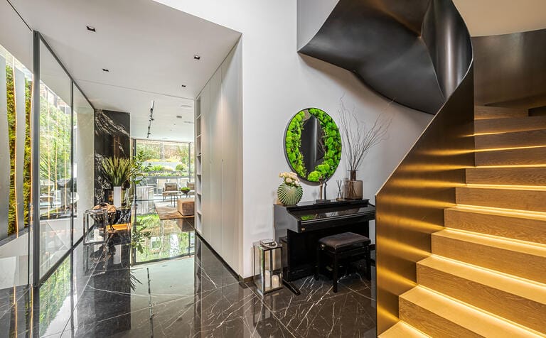 Luxurious Modern Detached Home in Clapham image 19