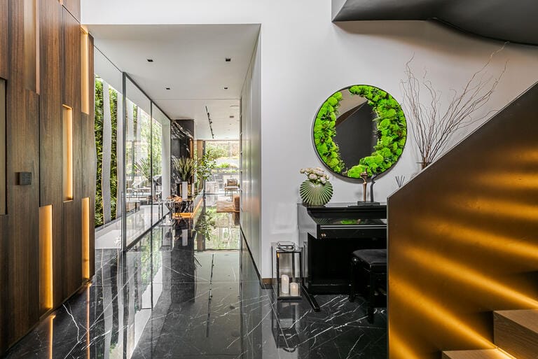 Luxurious Modern Detached Home in Clapham image 20