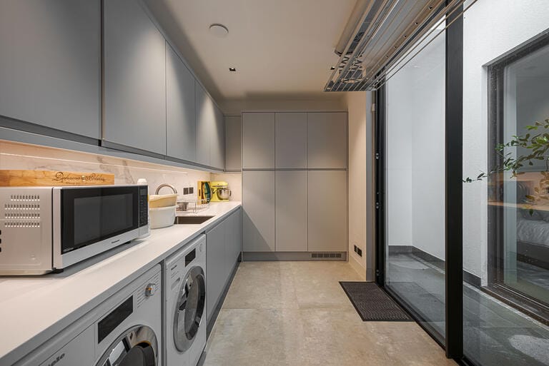 Luxurious Modern Detached Home in Clapham image 25