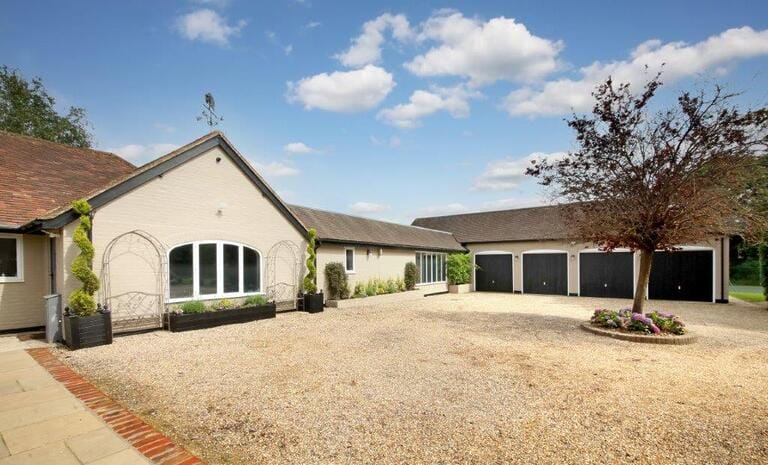 English Countryside Residence image 8