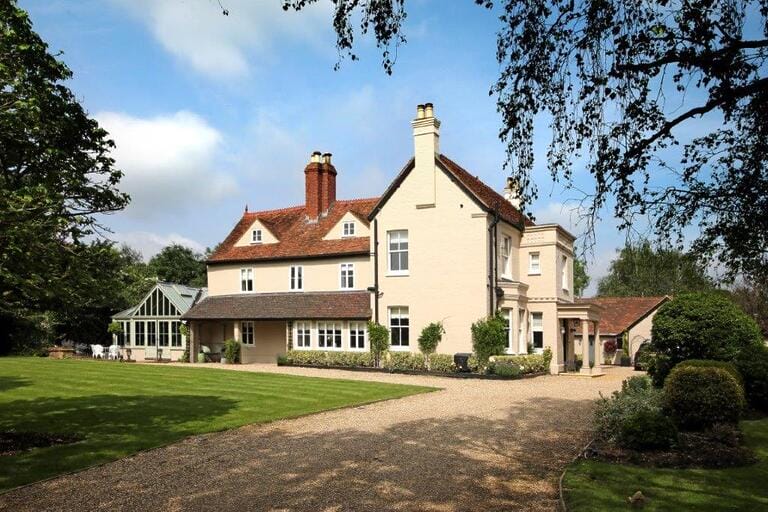 English Countryside Residence image 4