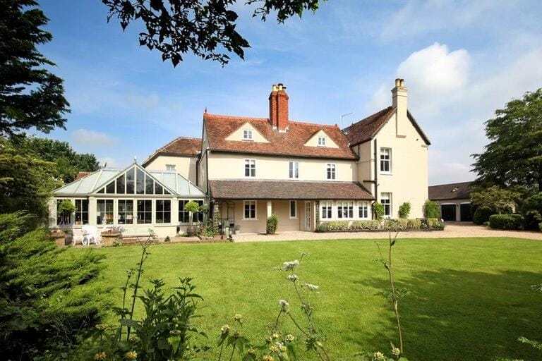 English Countryside Residence image 7