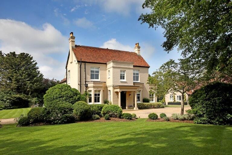 English Countryside Residence image 5