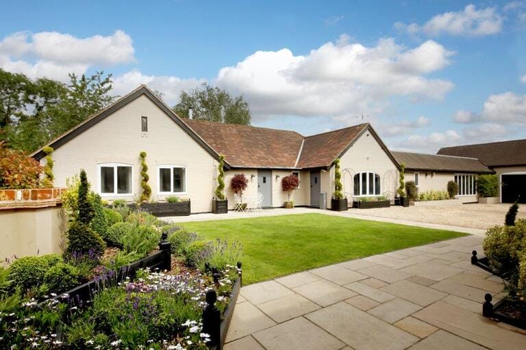 English Countryside Residence image 10