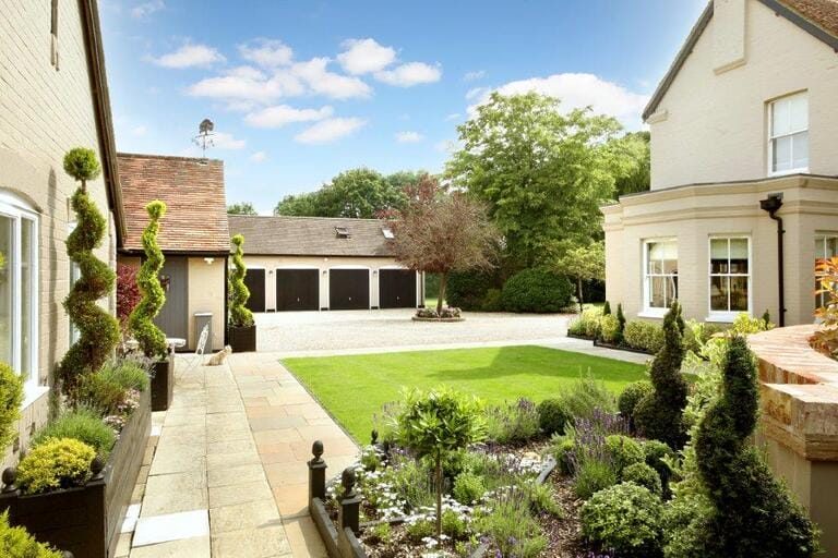 English Countryside Residence image 9