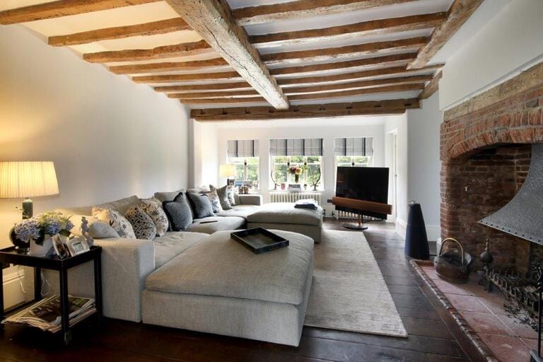 English Countryside Residence image 13