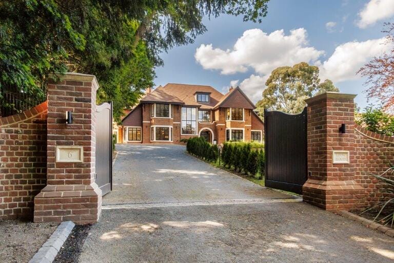 New Modern Family Home image 5