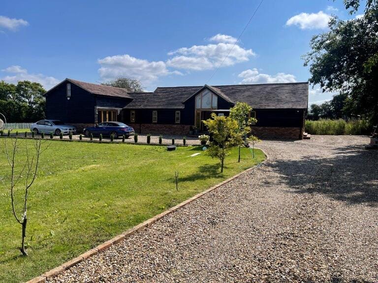 Converted Barn in Epping image 2