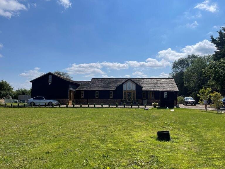 Converted Barn in Epping image 3