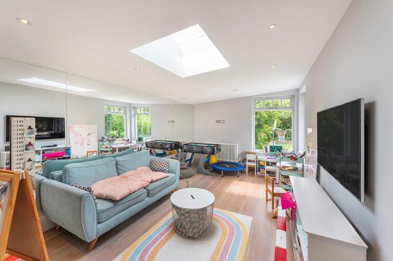 Beautiful 5 Bedroom Detached Family Home image 8