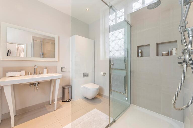 Beautiful 5 Bedroom Detached Family Home image 16