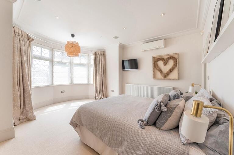 Beautiful 5 Bedroom Detached Family Home image 11