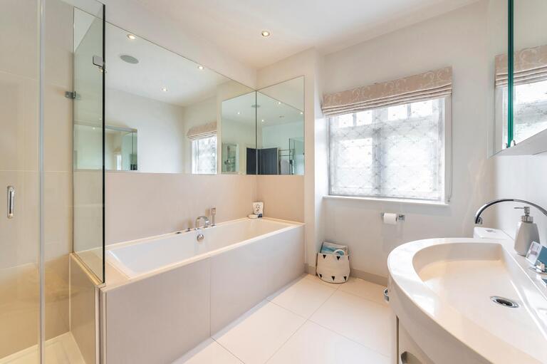Beautiful 5 Bedroom Detached Family Home image 17