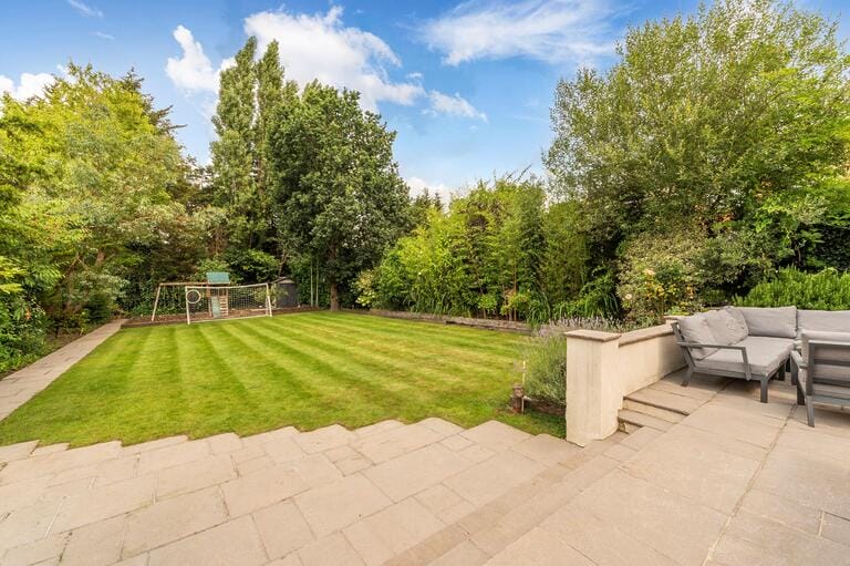 Beautiful 5 Bedroom Detached Family Home image 19