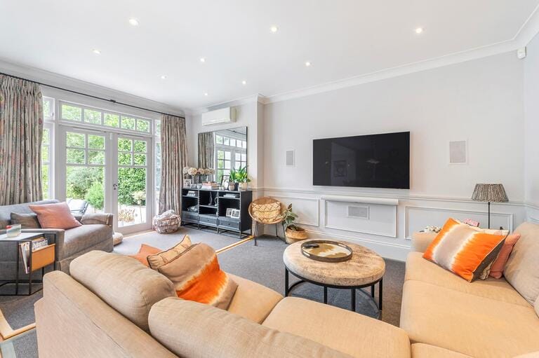 Beautiful 5 Bedroom Detached Family Home image 7