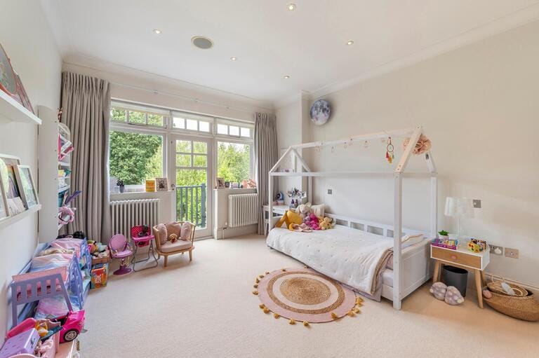 Beautiful 5 Bedroom Detached Family Home image 15