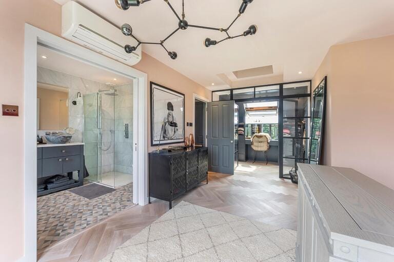 Beautiful 5 Bedroom Detached Family Home image 5