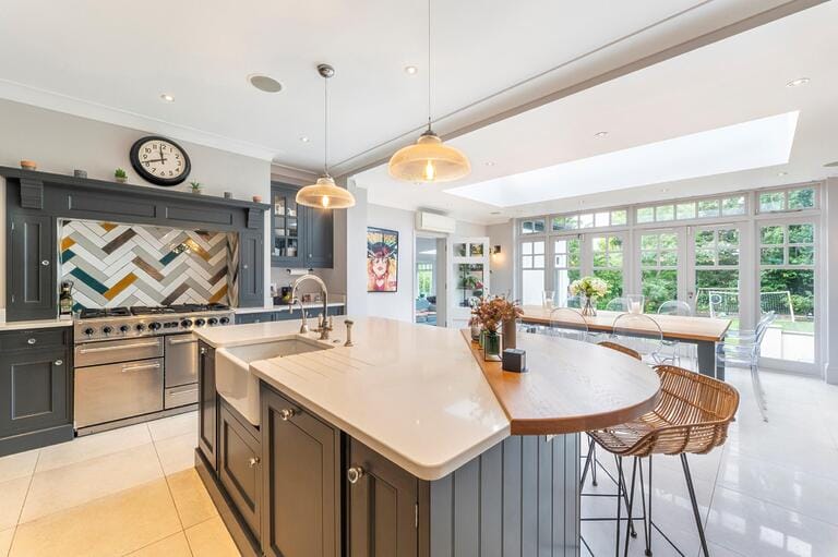 Beautiful 5 Bedroom Detached Family Home image 4