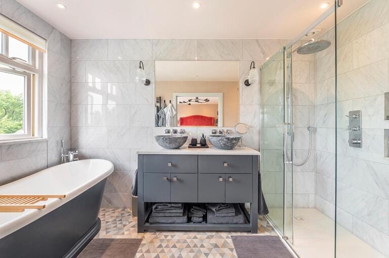 Beautiful 5 Bedroom Detached Family Home image 13